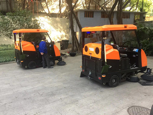 物業(yè)辦公區(qū)再次選擇御衛(wèi)仕掃地車 物業(yè)辦公區(qū)再次選擇御衛(wèi)仕掃地車