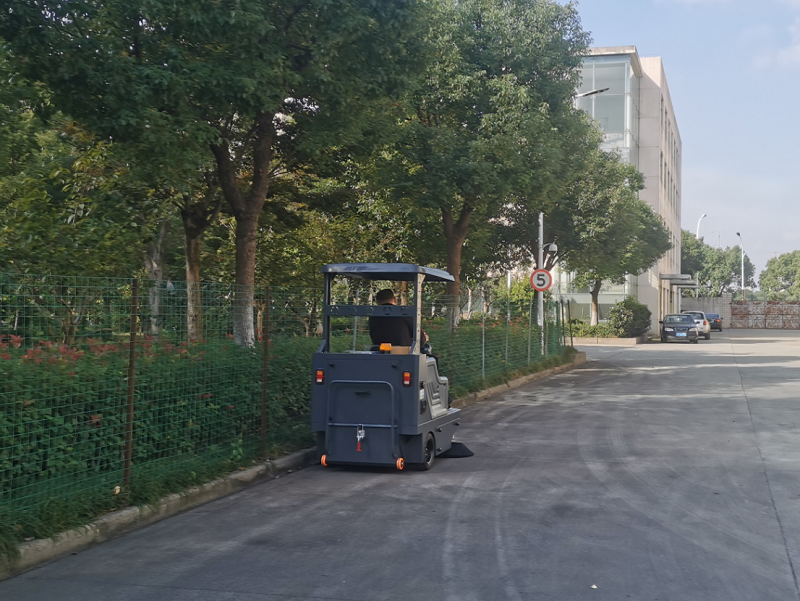 駕駛式掃地機的使用優(yōu)勢 駕駛式掃地機的使用優(yōu)勢