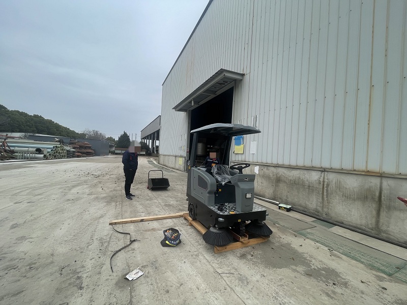 江蘇某鑄造公司采購御衛(wèi)仕駕駛式掃地車DS-1500 江蘇某鑄造公司采購御衛(wèi)仕駕駛式掃地車DS-1500